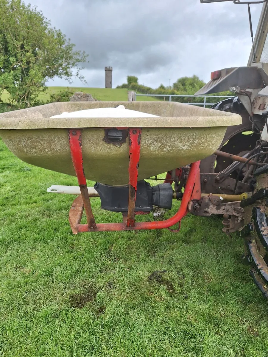 Fertilizer spreader - Image 1