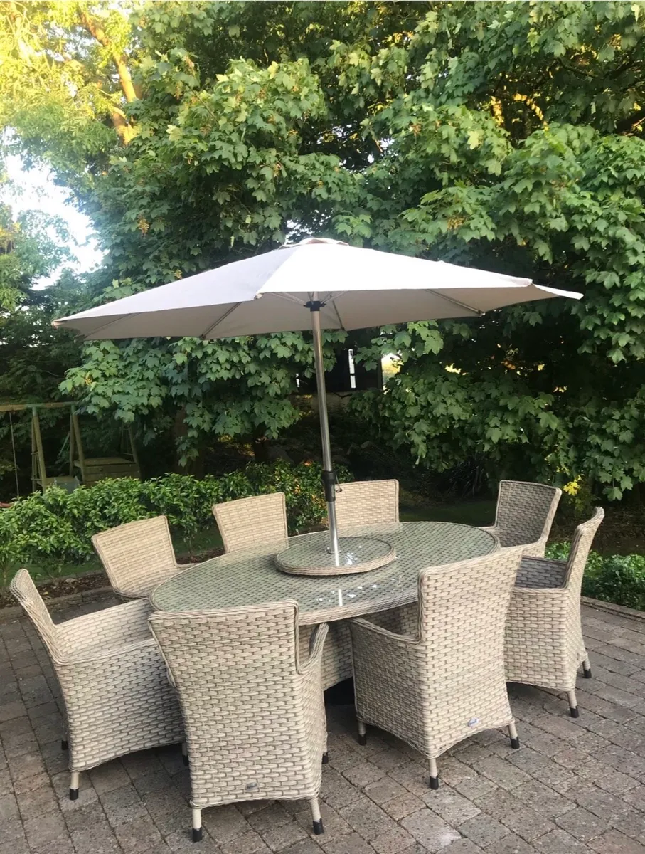 Outdoor Dining Table & Chairs