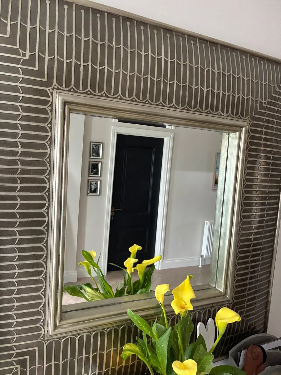 Mirrored cabinet - Image 4