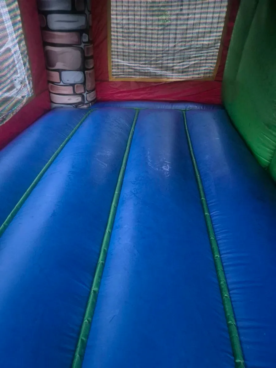 Bouncy castle - Image 2