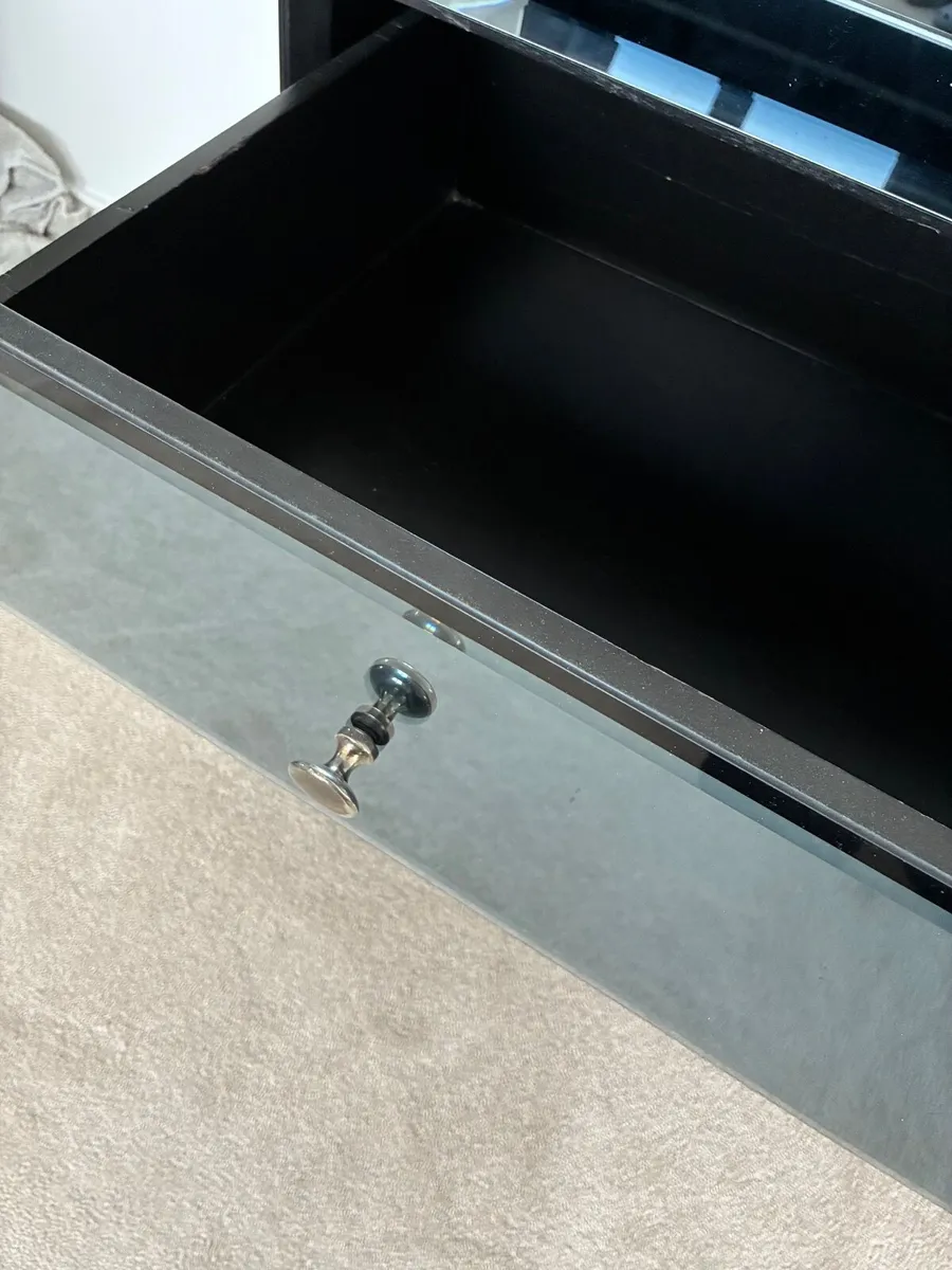 Chest of drawers - Image 1