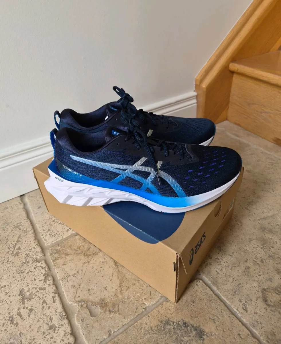 Mens Novablast 2 asics runners (euro 44) - Image 2