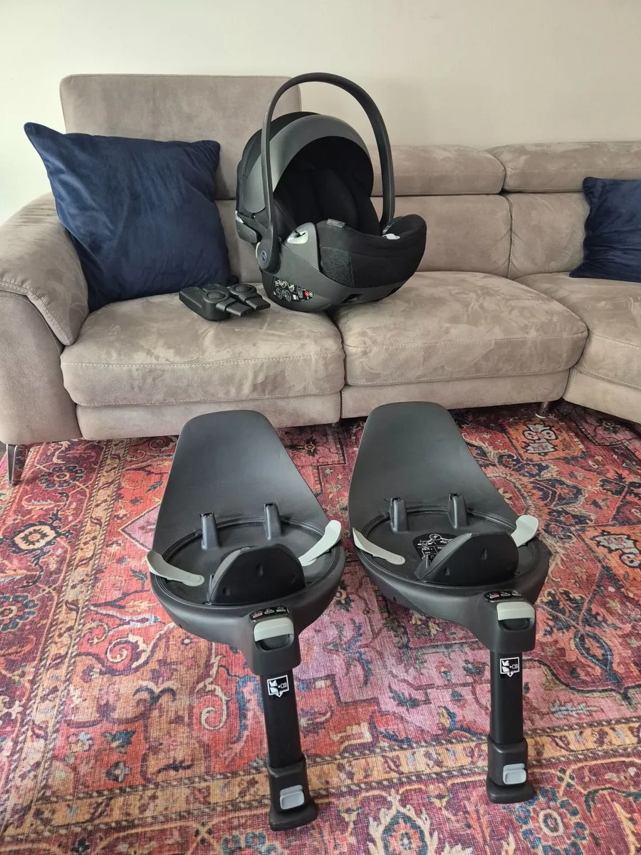 Cybex Cloud T i-size and Isofix Bases 360° rotate - Image 1