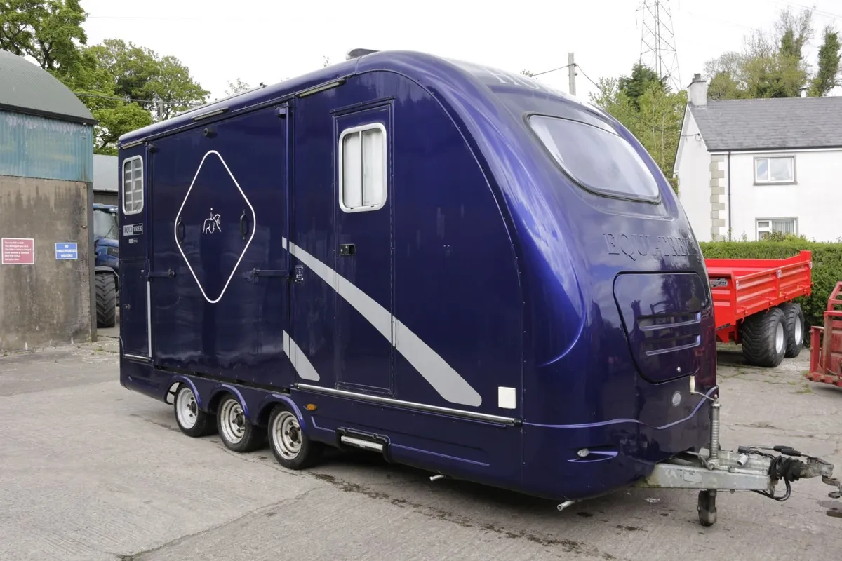 equi trek horsebox - Image 1