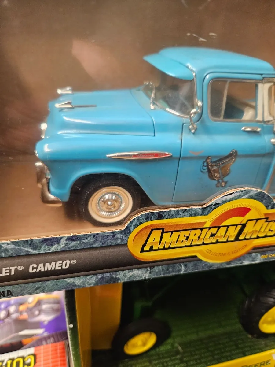Corgi ERTL Chevrolet Cameo Truck 1.18 - Image 2