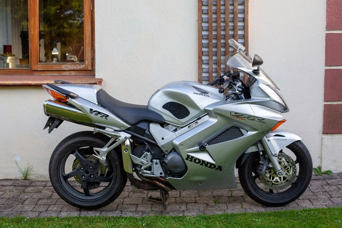 Honda VFR 800 2003 - Image 1