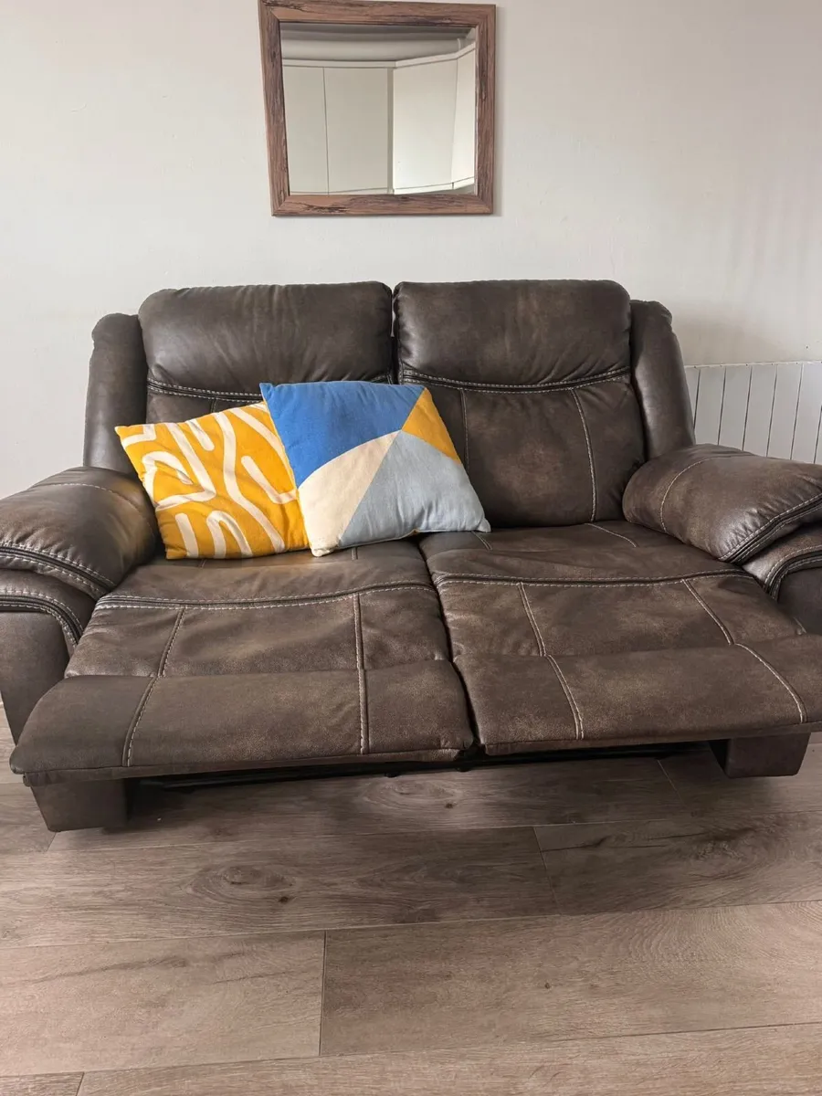 Recliner couch sofa in synthetic leather - Image 1