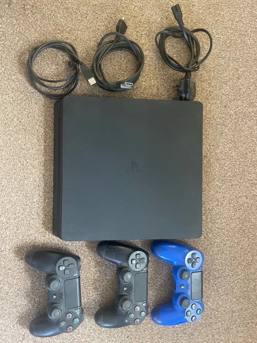 PlayStation 4 plus games & controllers - Image 3