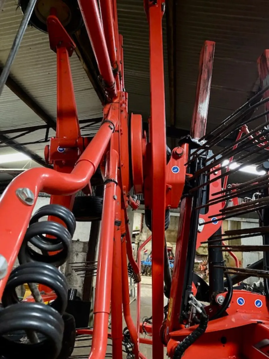 Kuhn GA8131 Rake - Image 4
