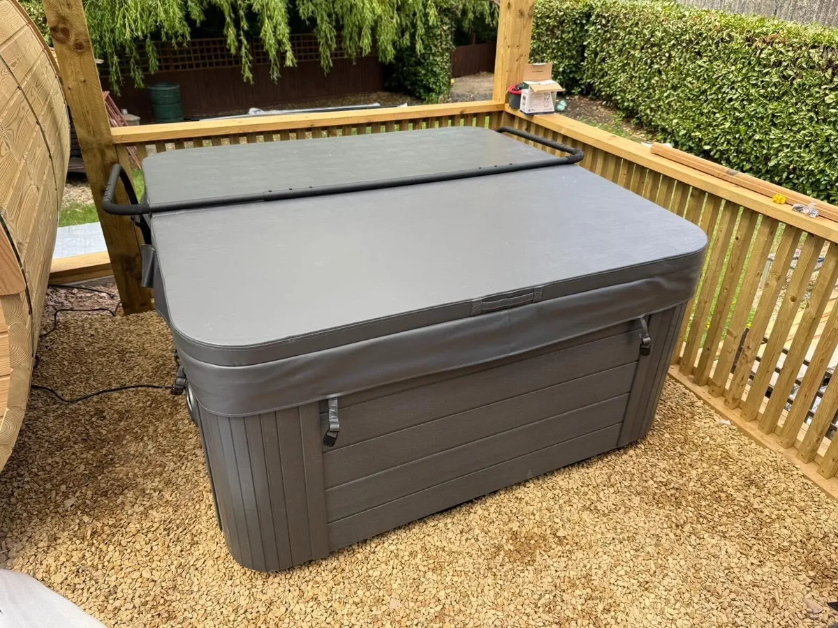 Free Delivery - New 7 Person Hot Tubs - Image 4