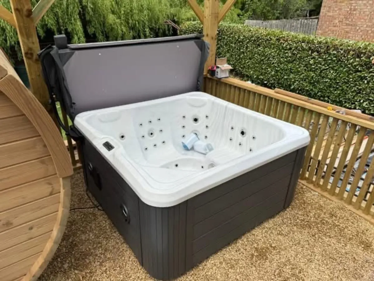 Free Delivery - New 7 Person Hot Tubs - Image 1