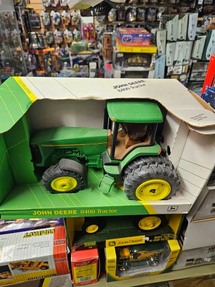 Britain's ERTL John Deere 8400 Tractor 1.16 - Image 1