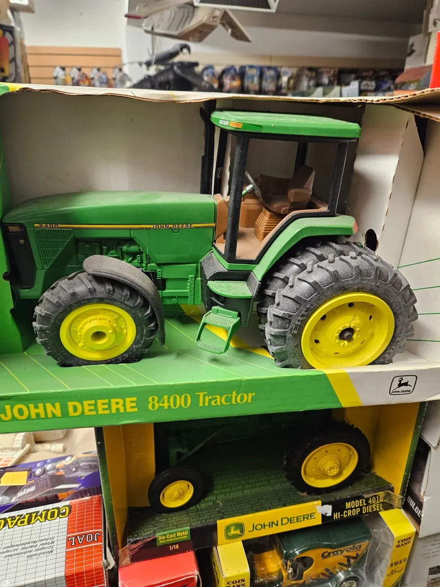 Britain's ERTL John Deere 8400 Tractor 1.16 - Image 2