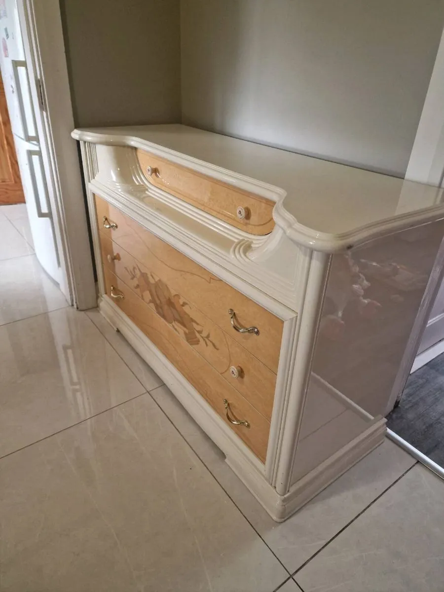 ​Large Italian Style High-Gloss Cabinet – Musical - Image 2