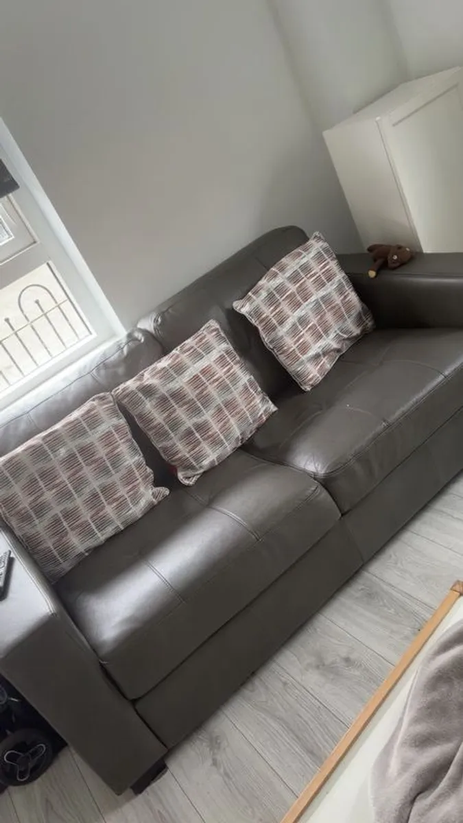 3 Seater (need Gone By Thirsday)