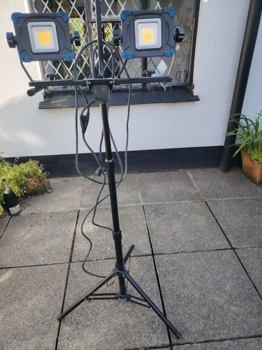 Twin work lights on tripod stand. (Led lights) - Image 4