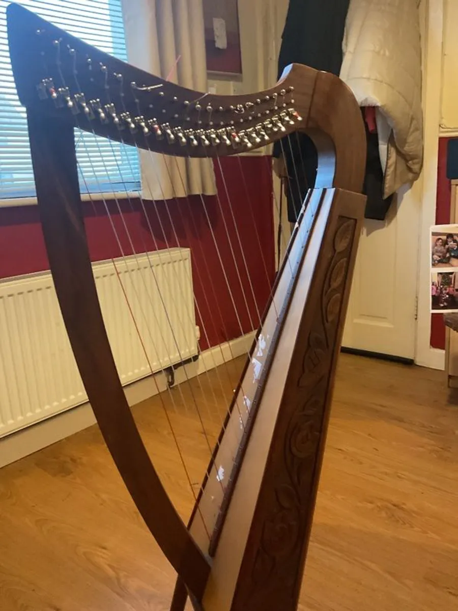 McHugh 22 string full levered harp with its own padded case - Image 1