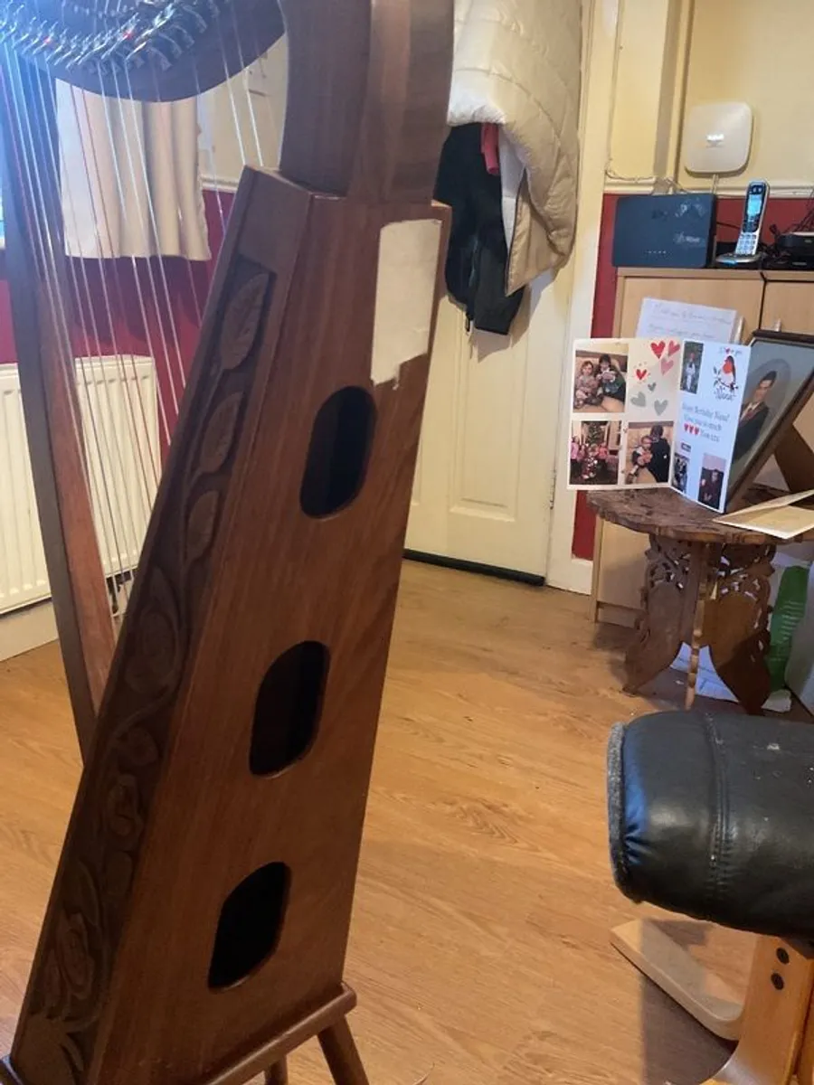 McHugh 22 string full levered harp with its own padded case - Image 2