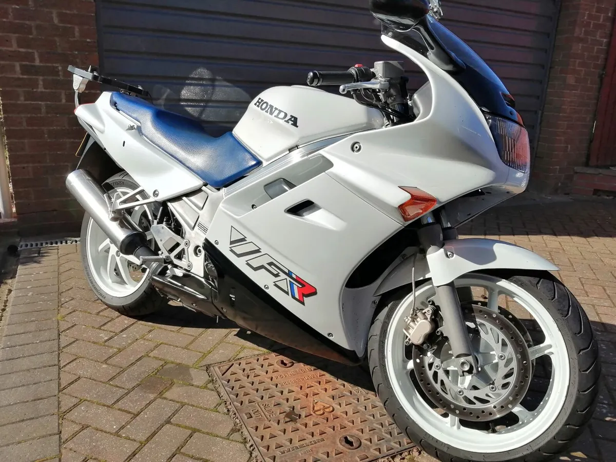 Honda VFR 750 RC36 - Image 2