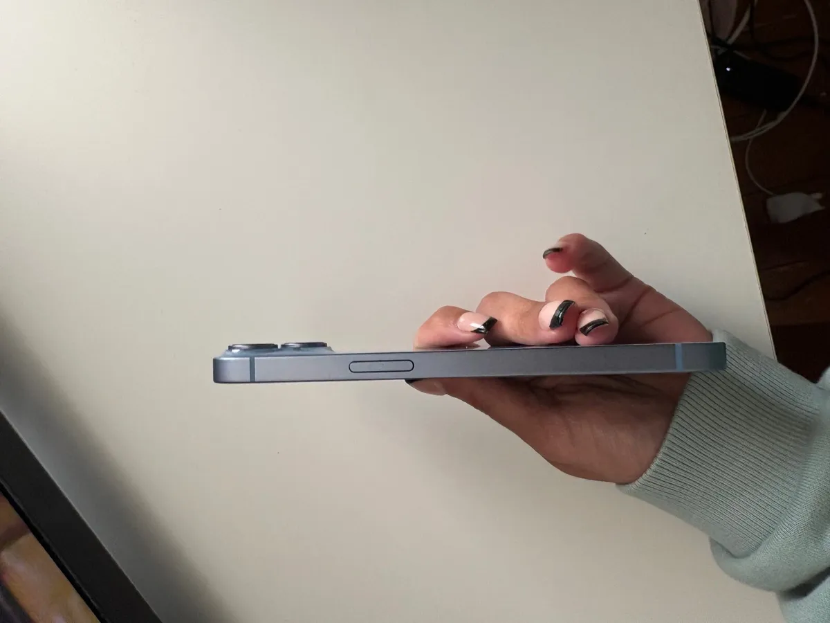 iPhone 14 - Image 2