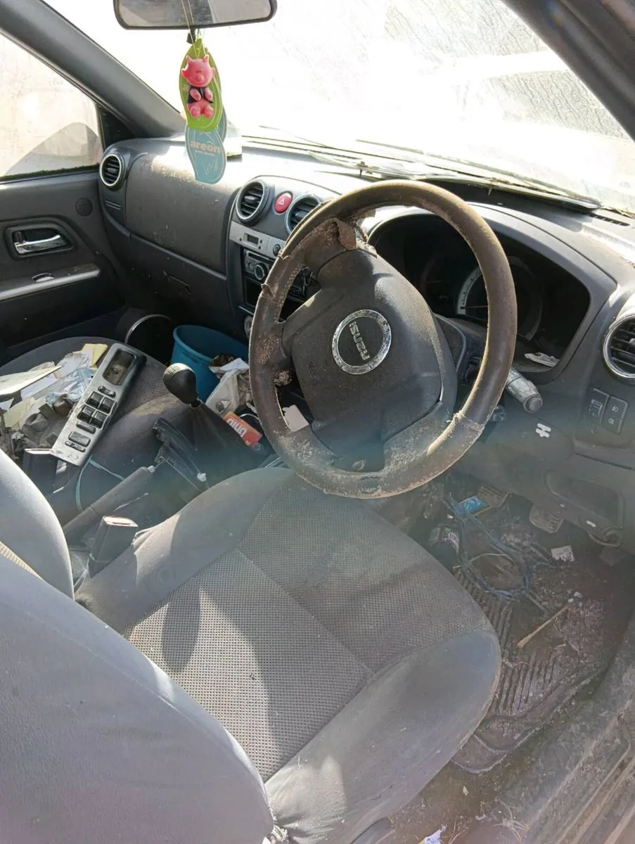 Breakfast Isuzu d max 2011 3.0diesel - Image 4