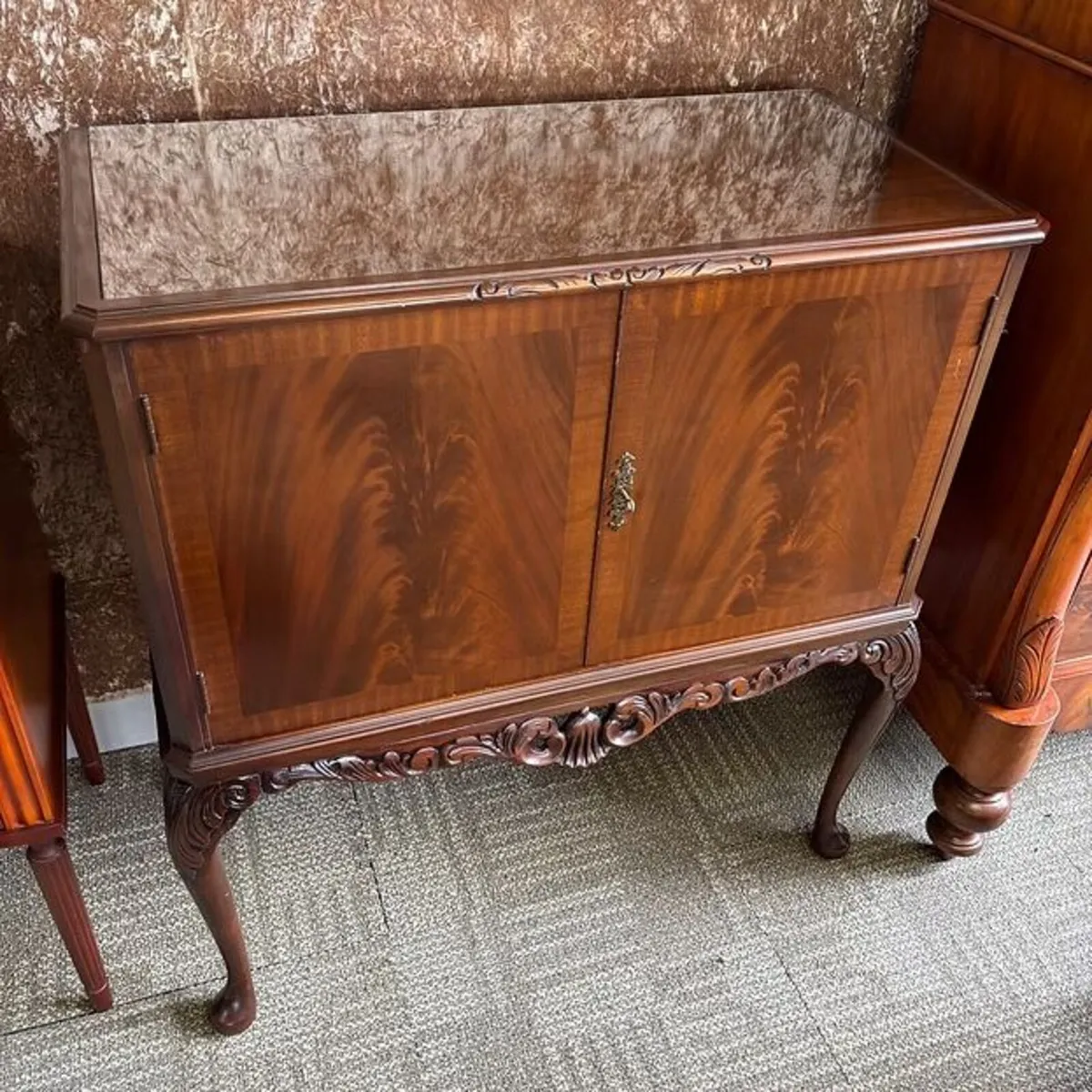 Fabulous mahogany flamed two door glass top drinks - Image 1