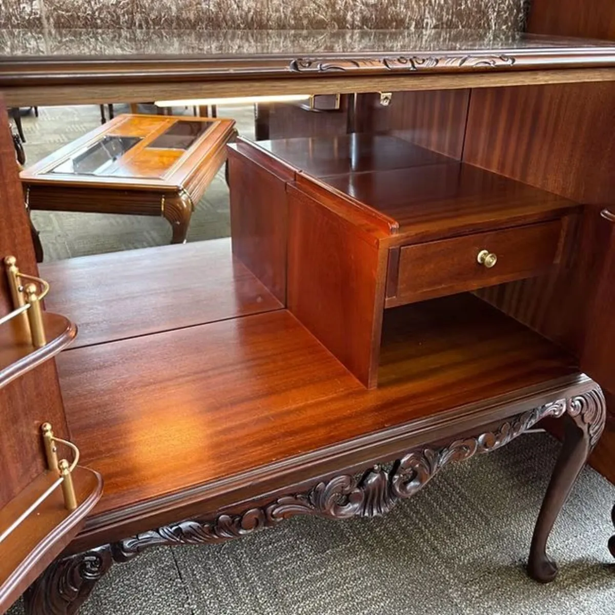 Fabulous mahogany flamed two door glass top drinks - Image 2