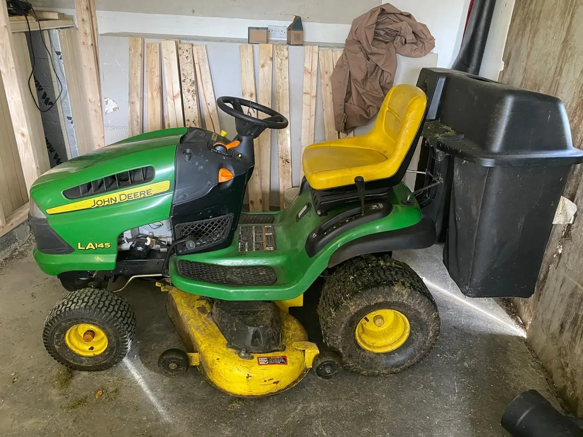 Tractor lawnmower - Image 1