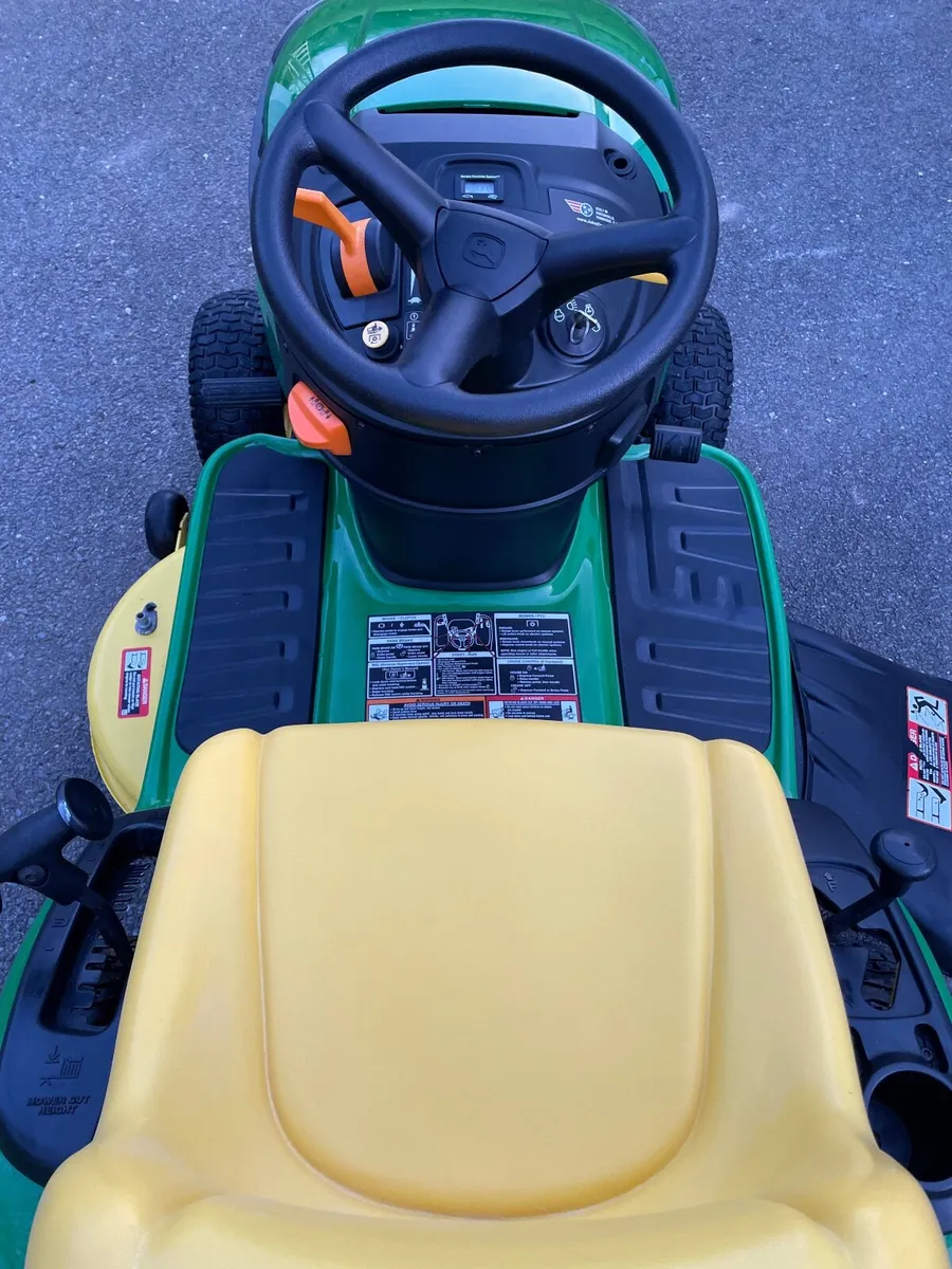 John Deere E100 Ride on Mower - Image 2