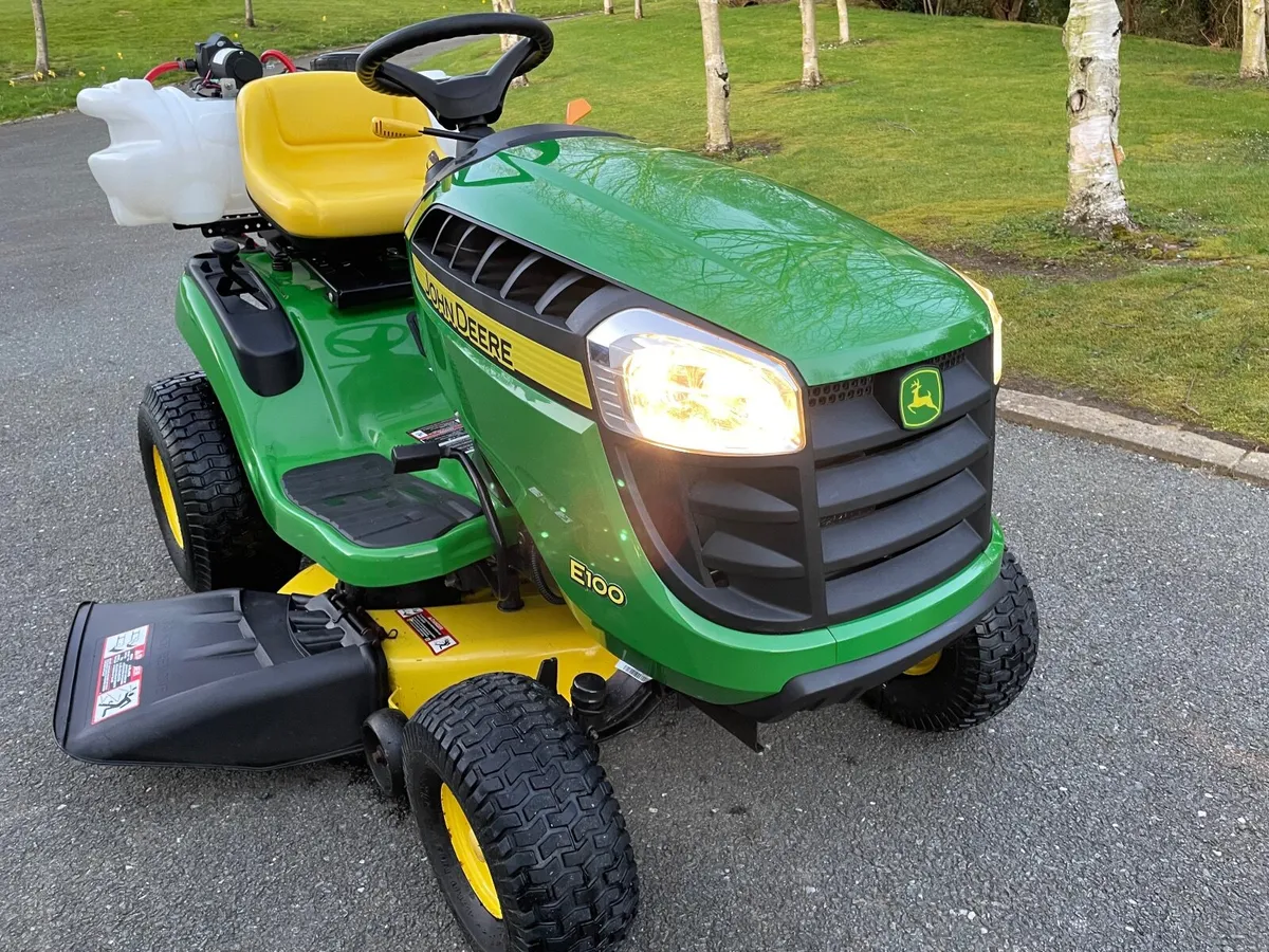 John Deere E100 Ride on Mower - Image 3