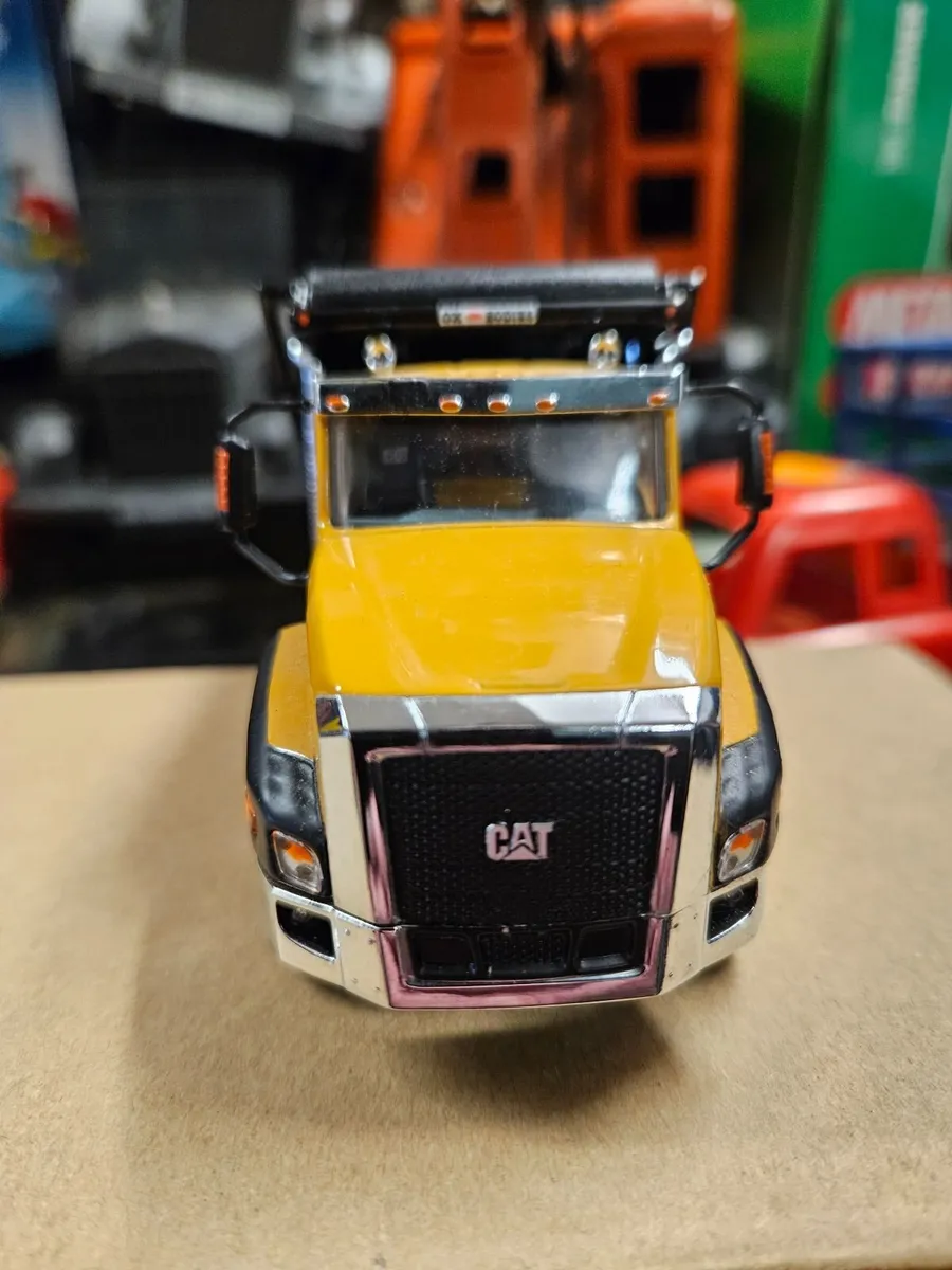 Corgi Diecast Master Caterpillar Tipper Truck 1.50 - Image 1