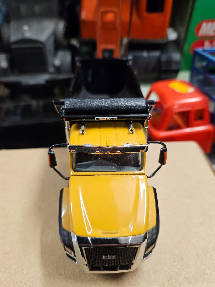 Corgi Diecast Master Caterpillar Tipper Truck 1.50 - Image 2