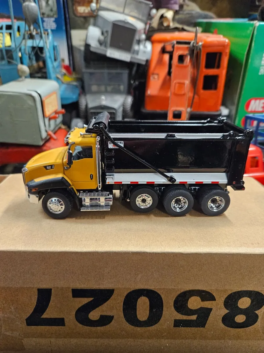 Corgi Diecast Master Caterpillar Tipper Truck 1.50 - Image 3