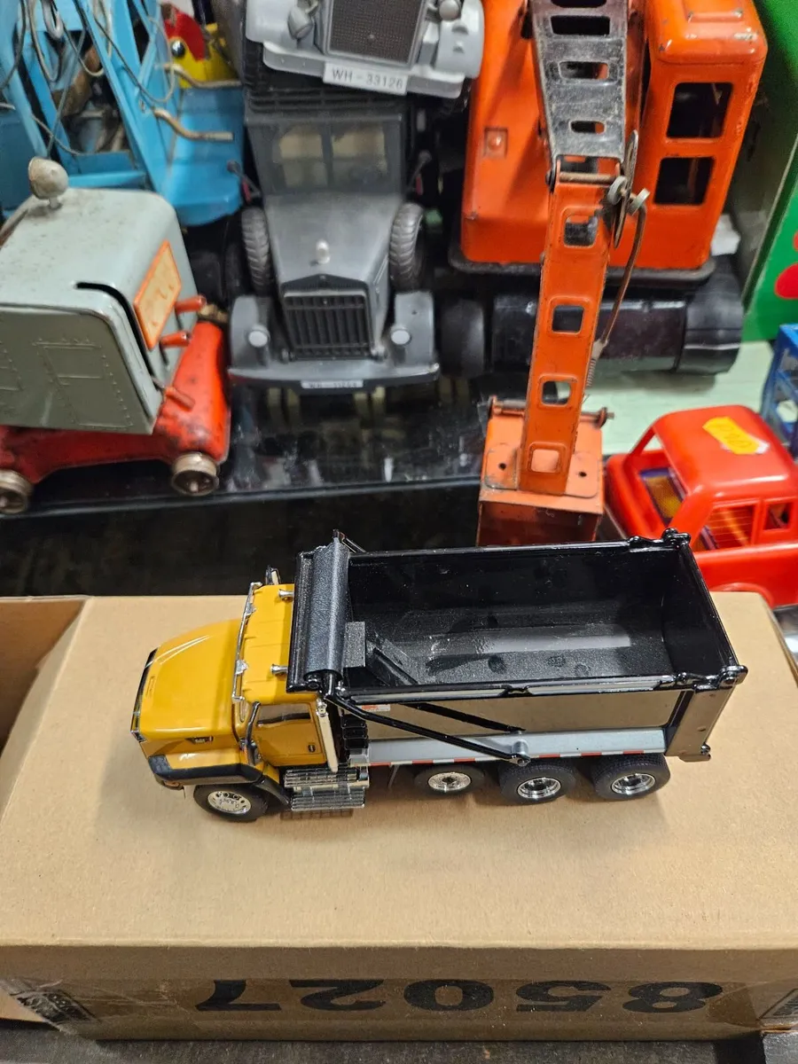 Corgi Diecast Master Caterpillar Tipper Truck 1.50 - Image 4