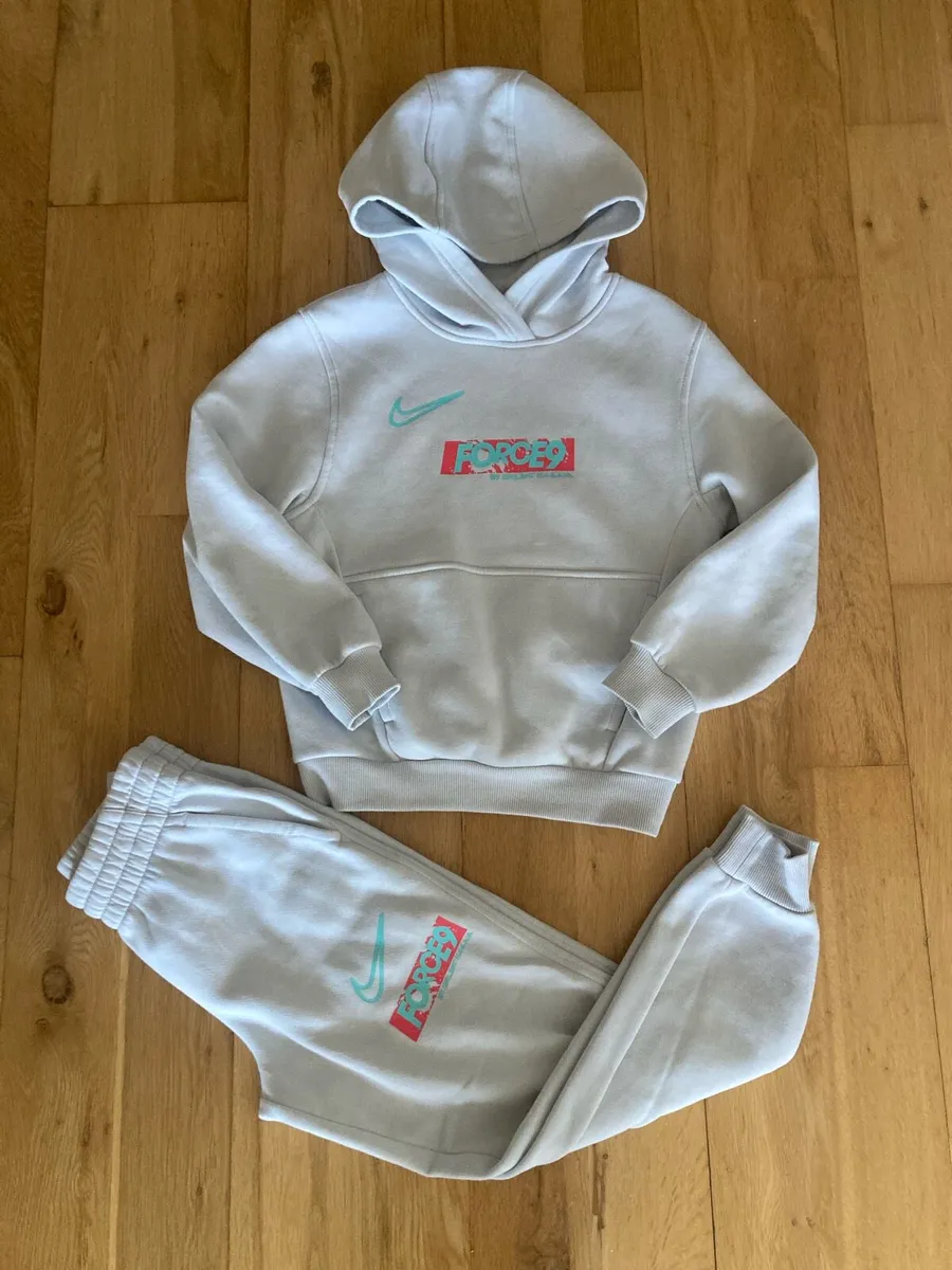 Nike tracksuit 8-9y - Image 1