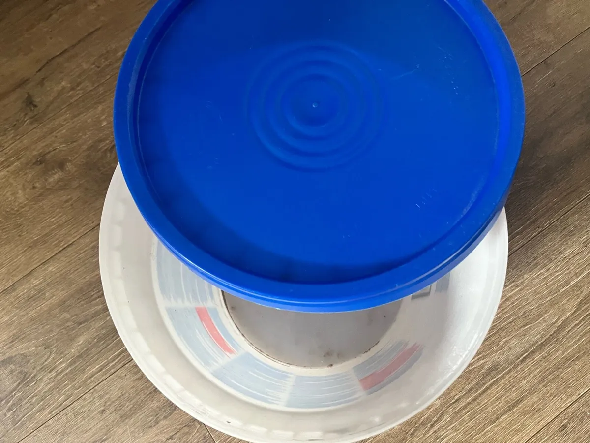 Hard plastic bucket with a lid - Image 4