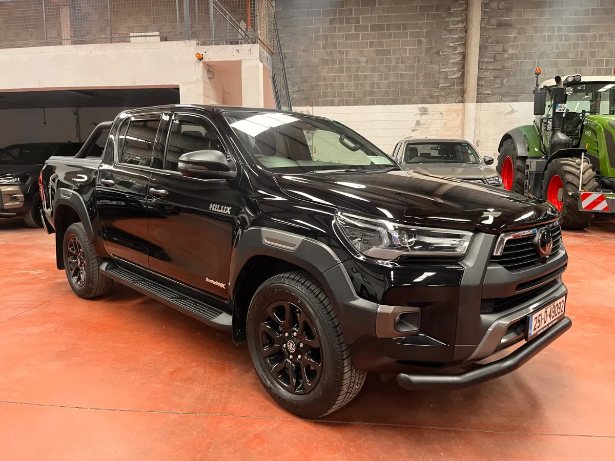 2025 Toyota Hilux  InvincibleX 2.8 Auto - Image 2
