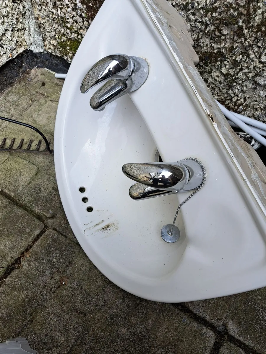 Bathroom sink - Image 1