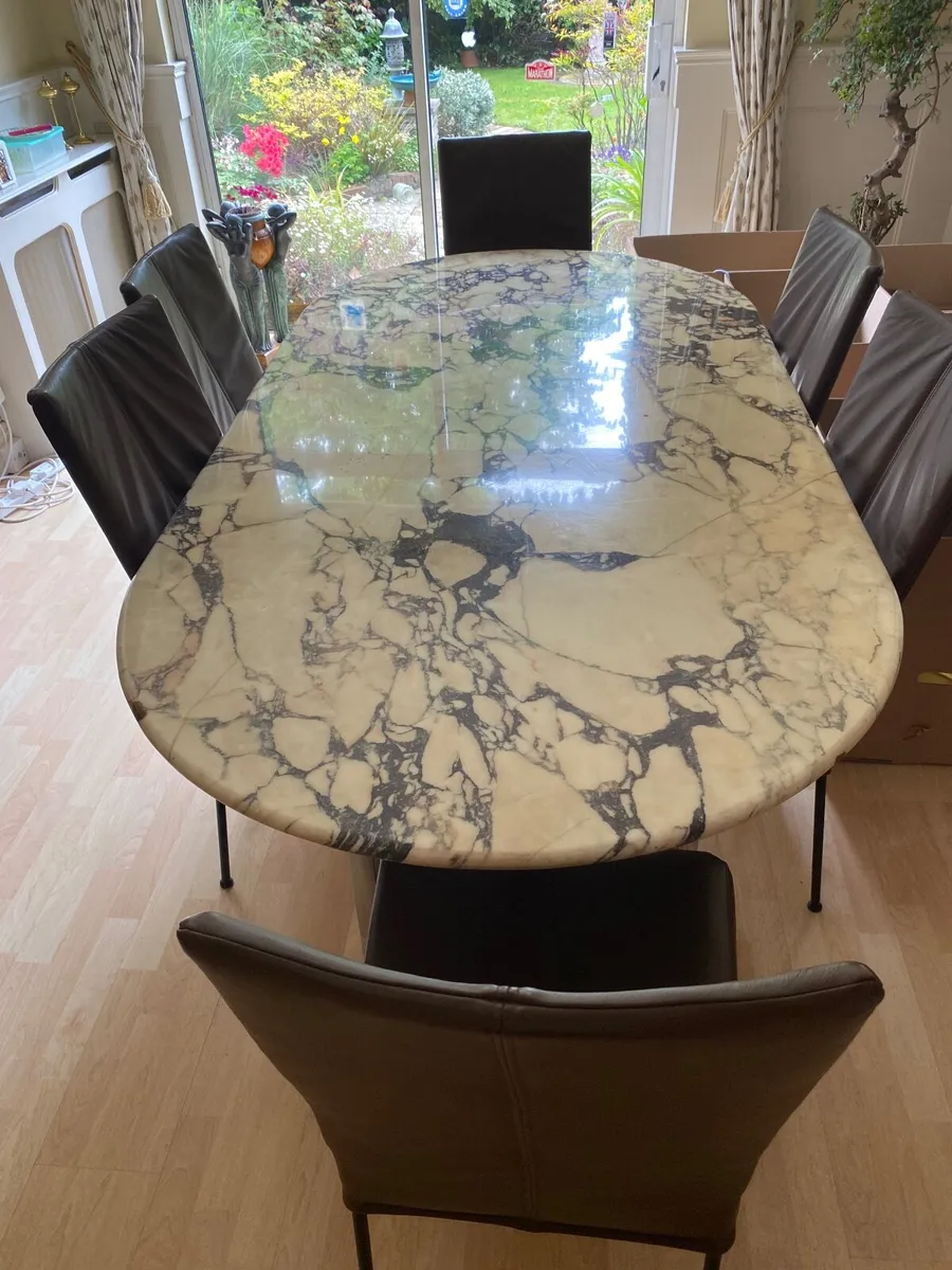 Luxury dining  room table and chairs - Image 1