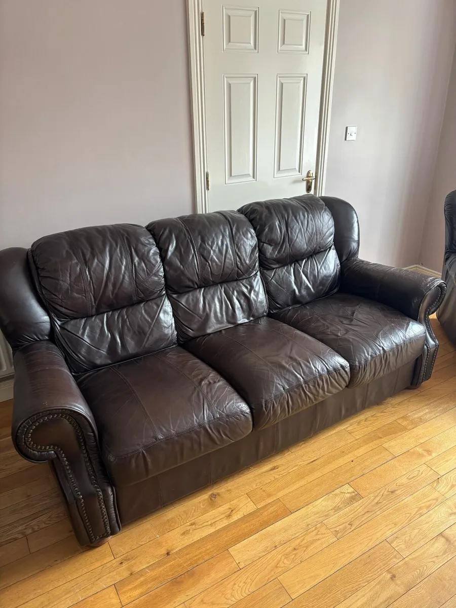Leather 3 seater couch & 2 matching arm chairs - Image 2