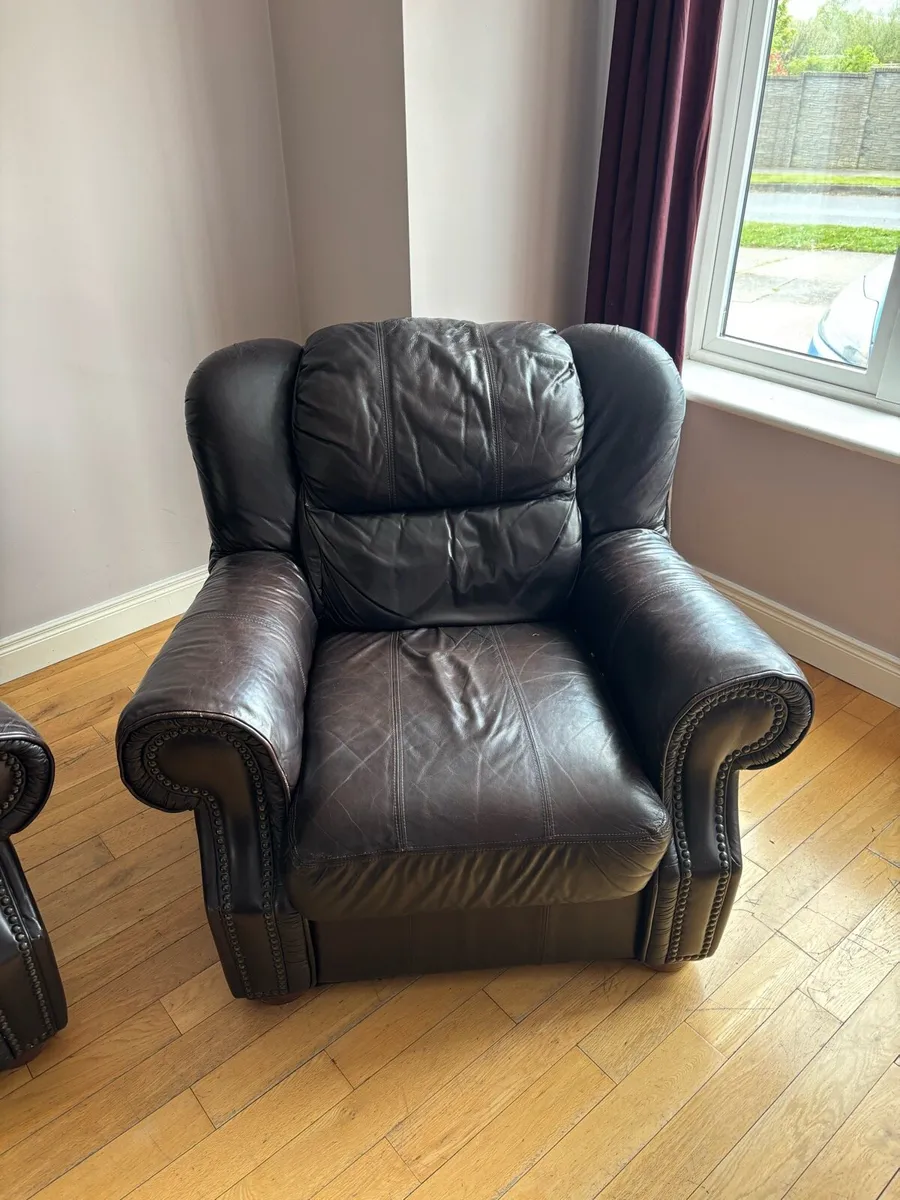 Leather 3 seater couch & 2 matching arm chairs - Image 3