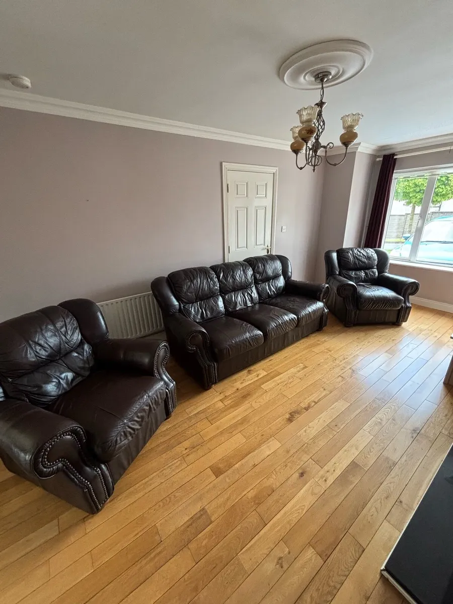 Leather 3 seater couch & 2 matching arm chairs - Image 1