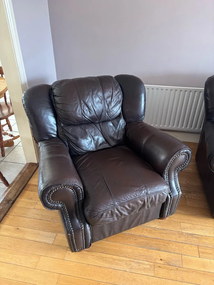 Leather 3 seater couch & 2 matching arm chairs - Image 4
