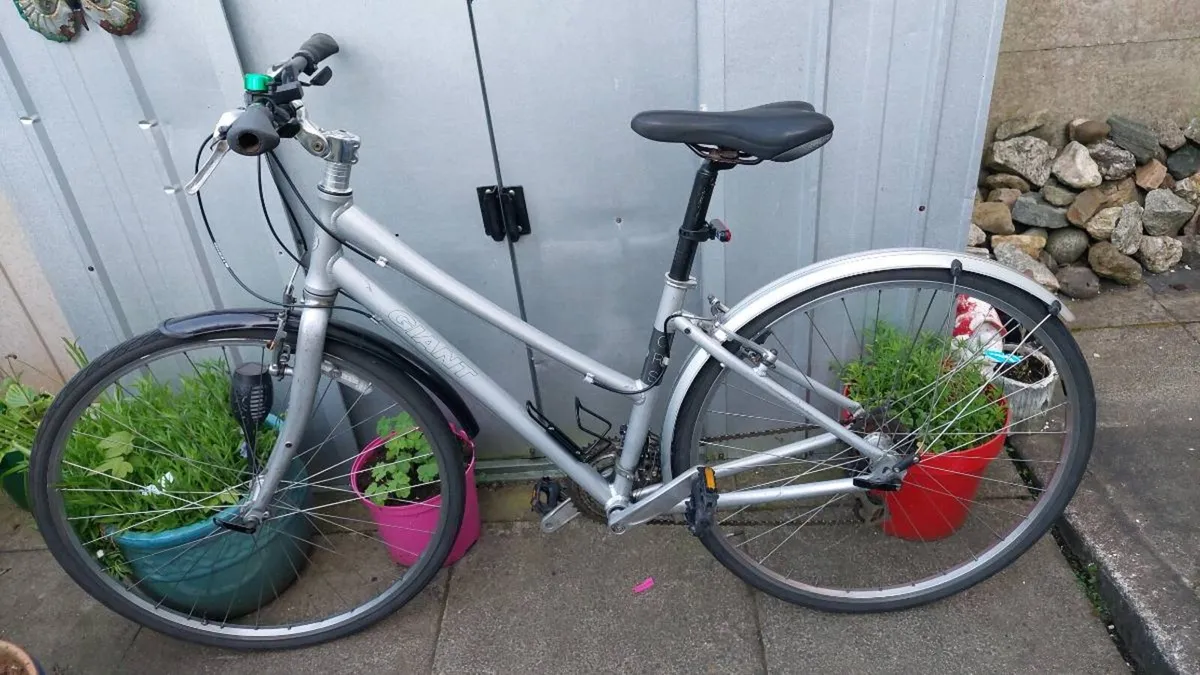 Giant CRS City Bike - Image 2