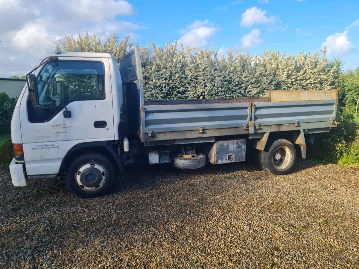 Isuzu npr tipper 3.5tonne car licence - Image 4