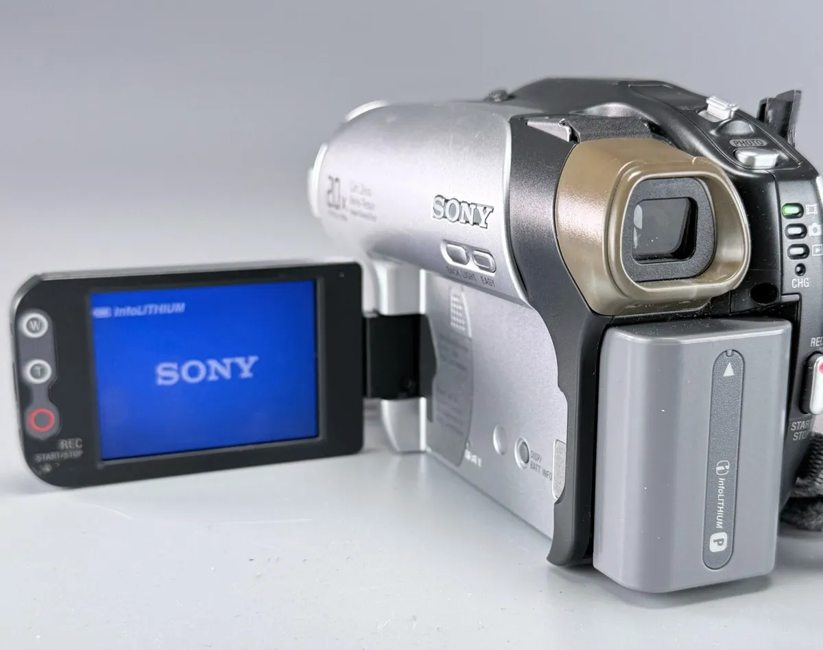 Sony DCR-DVD92E Handycam DVD Camcorder - Image 3