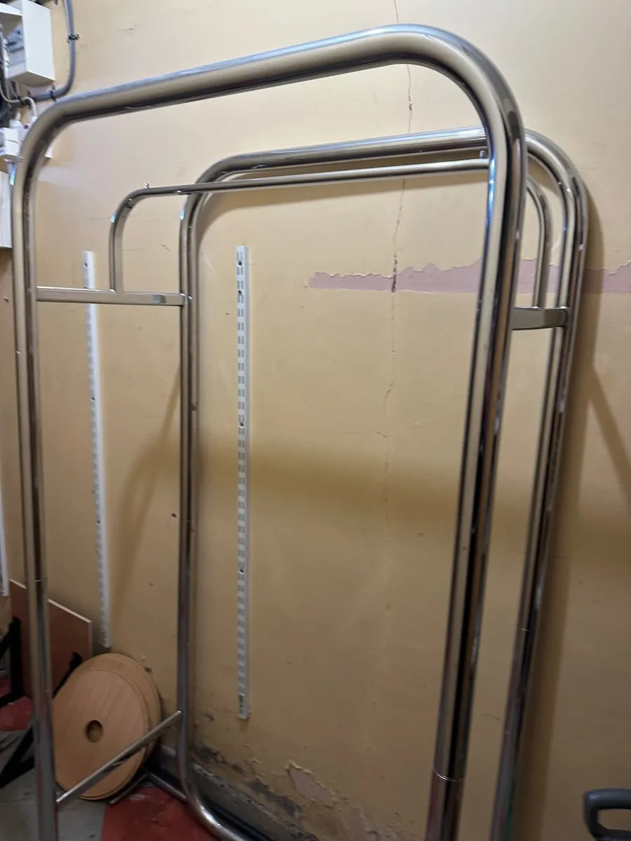 Hairdressing equipment - Image 1