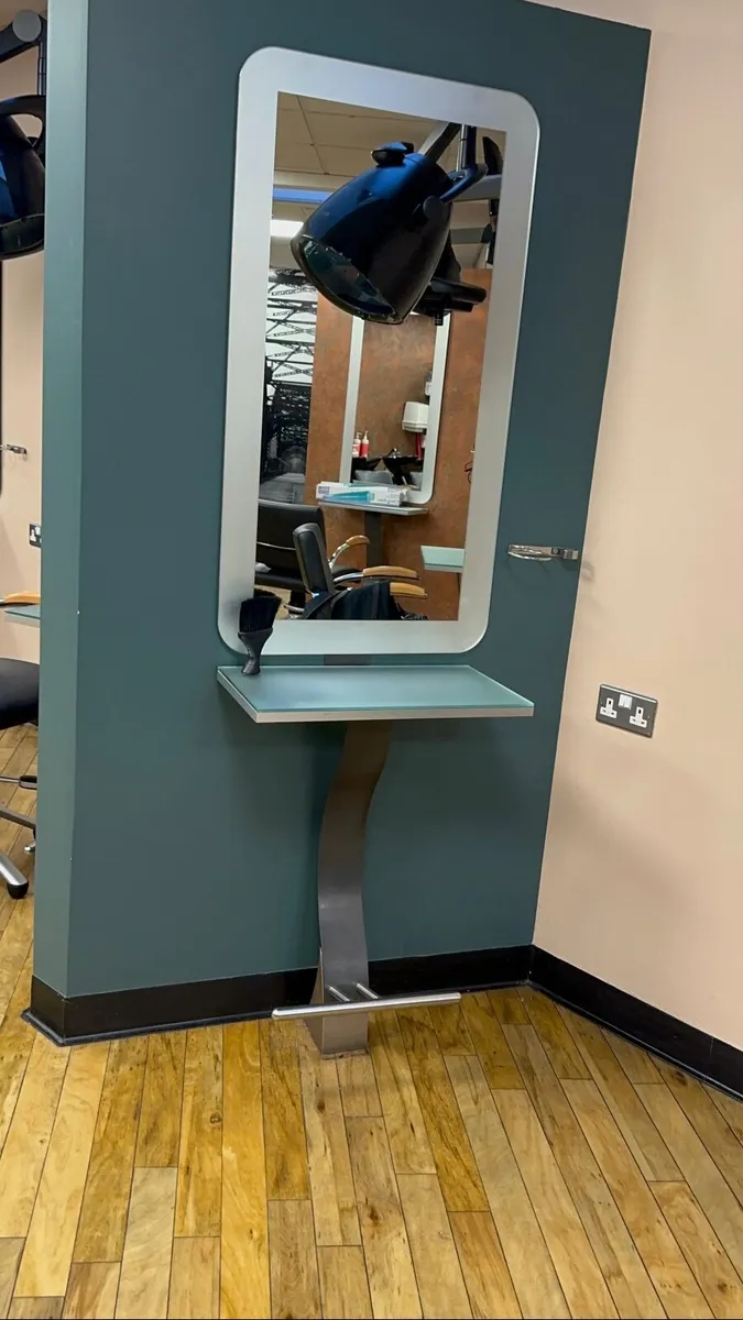Hairdressing equipment - Image 1