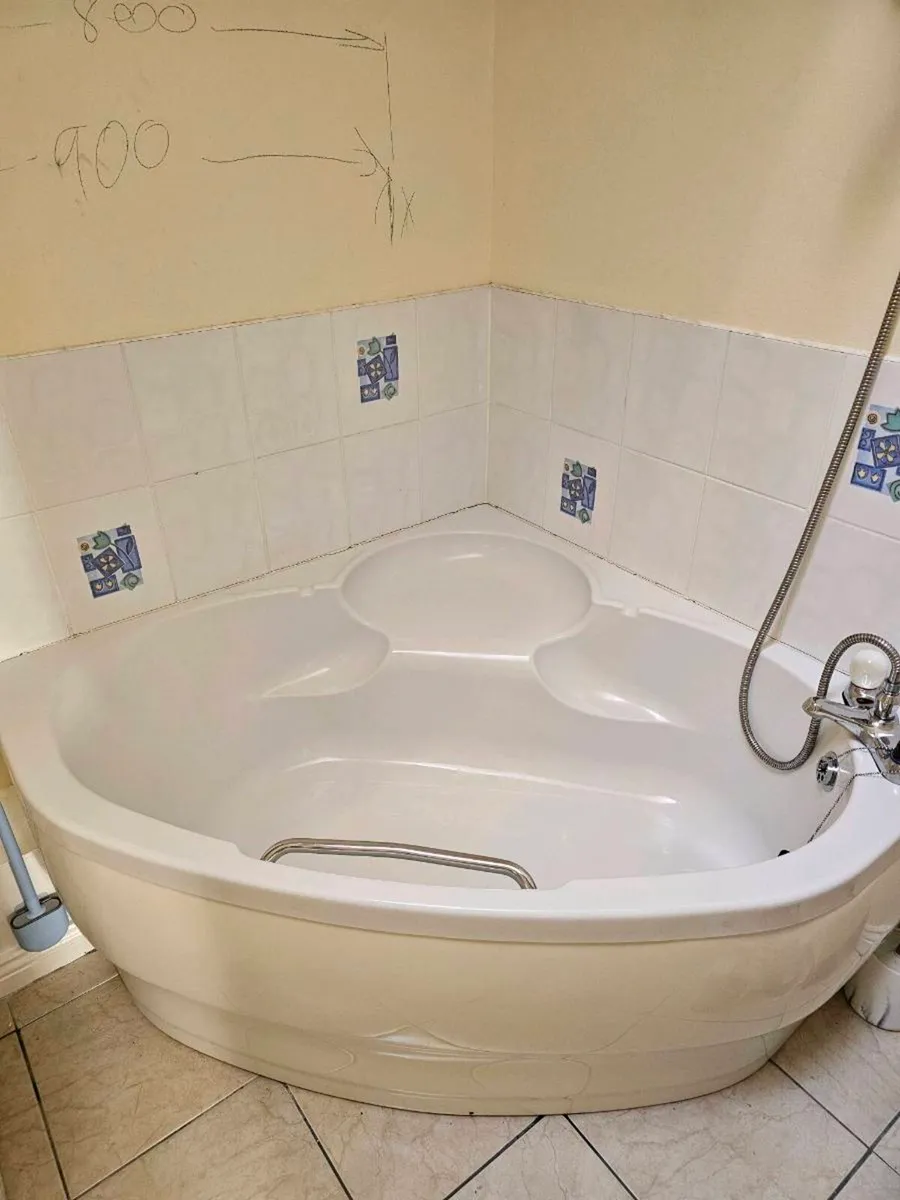 Bathtub. - Image 1