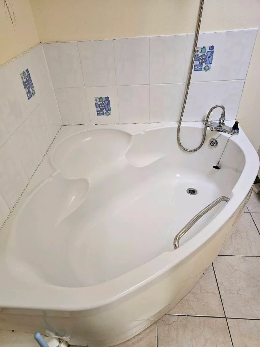 Bathtub. - Image 3
